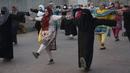 Para wanita mengikuti sesi yoga di luar Taman Shalimar yang bersejarah, Lahore, Pakistan, Minggu (20/6/2021). Hari Yoga Internasional diperingati setiap tanggal 21 Juni. (AP Photo/K.M. Chaudary)