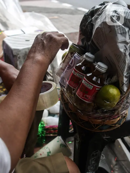 Surayem (58) menyiapkan parcel buah dan vitamin ditoko buah miliknya di Jalan Barito, Jakarta, Minggu (11/7/2021).  Surayem mengaku omset menjual parcel yang dijual secara online meningkat drastis hampir 100 persen dalam sepekan terakhir ini. (Liputan6.com/Johan Tallo)