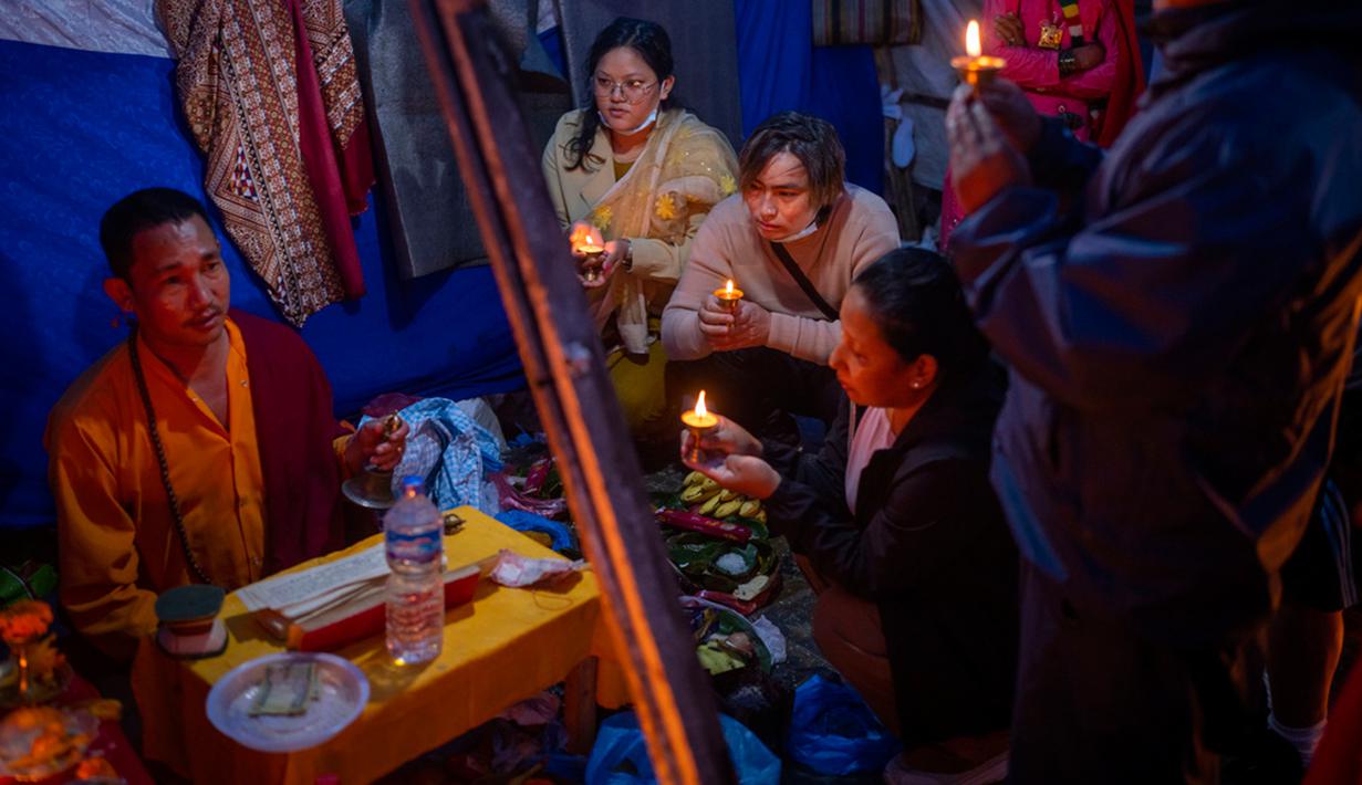 Festival ini jatuh pada hari bulan baru di bulan Hindu Bhadra (akhir Agustus atau awal September). (AP Photo/Niranjan Shrestha)