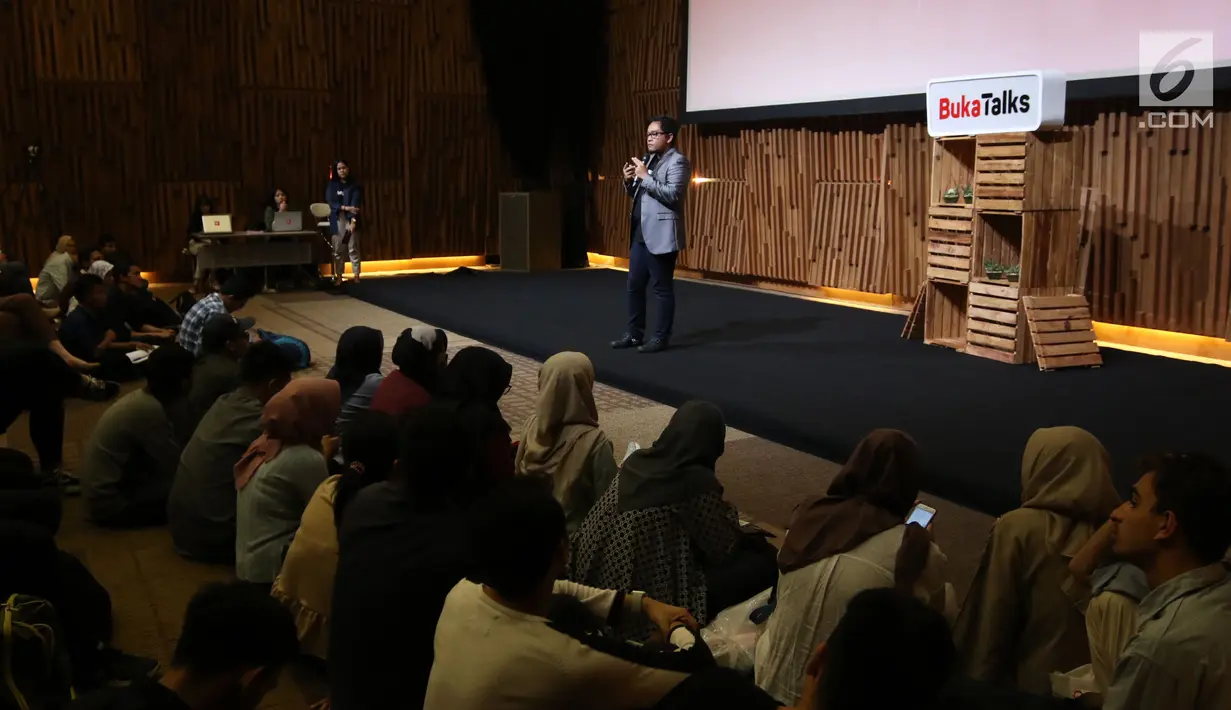 Penonton menyimak penjelasan Head of Payment and Financial Services Bukalapak Destya Pradityo dalam BukaTalks di SCTV Tower, Jakarta, Selasa (24/4). Seminar ini membahas berbagai tips dan trik berinvestasi bagi para milenial. (Liputan6.com/Arya Manggala)