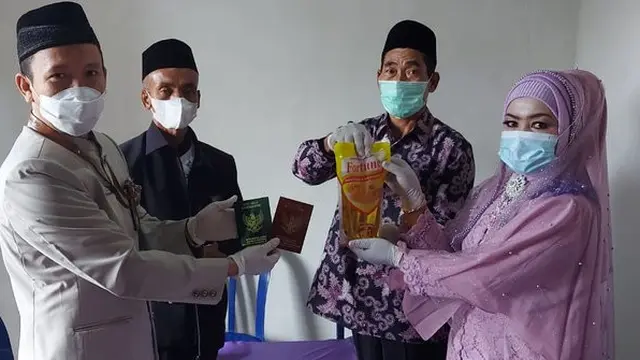 Langka, Pasangan Ini Menikah dengan Mas Kawin Minyak Goreng