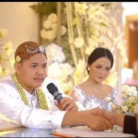 Kabar bahagia datang dari Arif Novianto atau lebih dikenal dengan Nopek Novian. Komika kelahiran Madiun 27 tahun silam itu resmi melepas masa lajangnya. Nopek menikah dengan Yulia Lorenza. Berikut beberapa potret pernikahannya. [Instagram/nopeknovian]