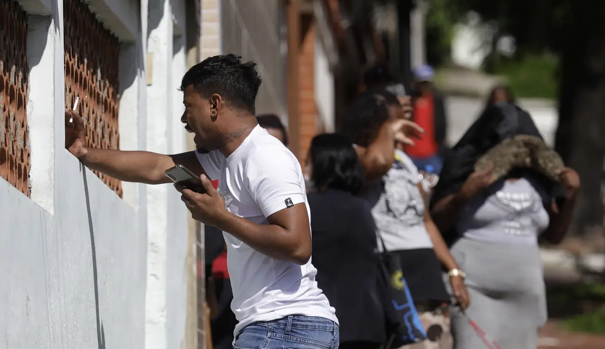 Seorang pria menangis ketika dia berbicara di telepon selulernya di luar Rumah Sakit Getulio Vargas di mana orang-orang menunggu kedatangan mereka yang terluka atau terbunuh dalam penggerebekan di favela Vila Cruzeiro di Rio de Janeiro, Brasil, Selasa (24/5/2022). (AP Photo/Bruna Prado)