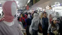 Warga memadati Pasar Tanah Abang untuk berbelanja kebutuhan lebaran, Jakarta, Senin (1/4/2024). (Liputan6.com/Herman Zakharia)