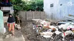 Warga melintas di kawasan Tanggul RT004 RW 006, Jatipadang, Jakarta, Selasa(29/1). Tanggul permanen  di RT 004 RW 006 Kelurahan Kali Pulo, Jatipadang, Pasar Minggu, Jakarta Selatan, rampung dibangun. (Liputan6.com/Herman Zakharia)