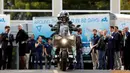 Bram Van Diggelen menjajal motor listrik Storm Eindhoven saat perkenalan di Dubes Belanda di Washington, AS (24/10). Motor listrik ini merupakan hasil riset Technology University di Eindhoven, Belanda. (REUTERS/Gary Cameron)