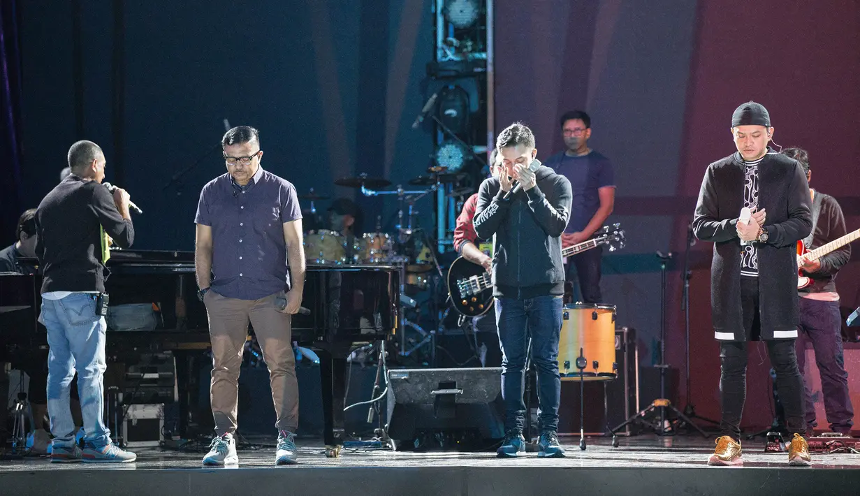  Pada saat konser pembukaan  berlangsung, Hedi Yunus, Mario Ginanjar dan Carlo Sabah terlihat bersiap menyanyikan single dari kahitna untuk para penggemar dan pemirsa yang tidak bisa menyaksikan langsung konser tersebut.(Desmond Manulang/Bintang.com)