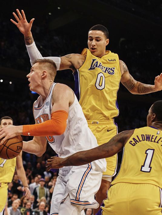 Pemain New York Knicks, Kristaps Porzingis mencoba melakukan lay up saat diadang para pemain L.A Lakers pada lanjutan NBA basketball game di Madison Square Garden, New York, (12/12/2017). knicks menang 113-109. (AP/Andres Kudacki)