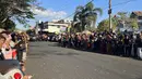 Masyakarat tumpa ruah di Jalan Yos Sudarso, Sumbawa, Jumat (23/6/2023) menanti parade pembalap MXGP Sumbawa 2023. (Bola.com/Wiwig Prayugi)