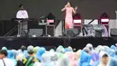 Cuaca mendung dan hujan mengguyur lokasi tidak menyurutkan antusiasme penonton untuk tetap untuk menyaksikan penampilan pembuka dari Christie. Tampak dalam foto, penyanyi Christie saat tampil dalam gelaran KapanLagi Buka Bareng (KLBB) Festival 2026 hari pertama di Stadion Madya, Kompleks Gelora Bung Karno, Senayan, Jakarta, Sabtu 28 Februari 2026. (Fimela.com/Adrian)