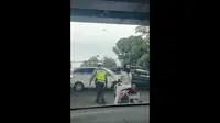 Tangkapan layar video viral pengendara motor perempuan acungkan jari tengah ke polisi usai ditegur tidak memakai helm. (Instagram @kontributorjakarta)