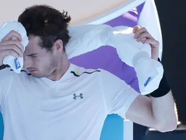 Petenis asal Inggris, Andy Murray meletakkan handuk berisi es di keningnya saat istirahat dalam pertandingan Australia Terbuka di Melbourne, Australia, (22/1). Teriknya cuaca di Australia Terbuka, membuat para pemain kepanasan. (AP Photo/Aaron Favila)