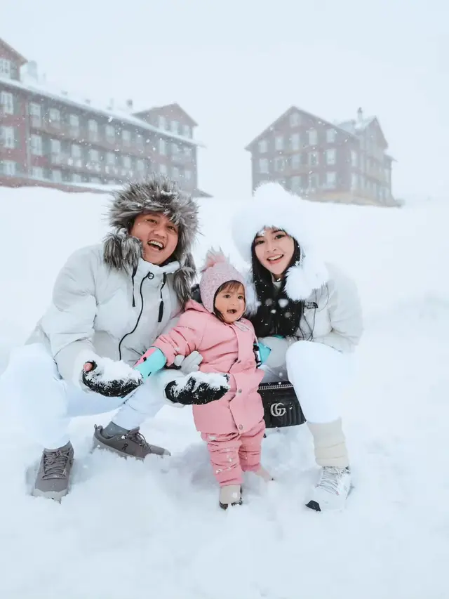 Aksi Denny Caknan saat Main Salju Bareng Istri dan Anak (credit: instagram/denny_caknan)