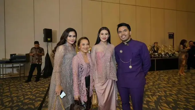 6 Gaya Aaliyah Massaid Hadir di Acara Mitoni Aurel Hermansyah, Tampil Anggun Berkebaya Pink