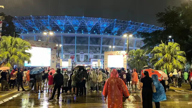Ratusan suporter timnas Indonesia antusias memadati Stadion Gelora Bung Karno untuk nonton bareng laga ke 10 grup C putaran ketiga kualifikasi Piala Dunia 2026 zona Asia.