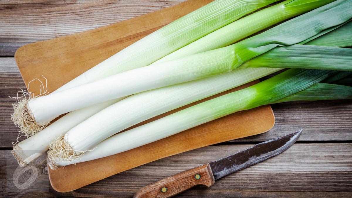 Ini Rahasia Daun Bawang dan Seledri Tetap Segar Hingga 2 Minggu di Kulkas