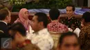 Presiden Jokowi  berbincang dengan para tamu undangan di Istana Negara, Jakarta, (18/8). Dalam pidatonya Presiden memotivasi para teladan nasional untuk senantiasa bergerak membangun bangsa. (Liputan6.com/Faizal Fanani) 