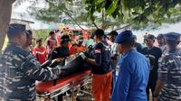 Jenazah korban yang ditemukan di tengah laut dievakuasi ke Puskesmas Muncar Banyuwangi (Istimewa)