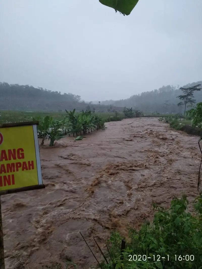 Banjir bandang melanda Majenang karena luapan sungai. (Foto: Dok. GRUP KEBENCANAAN MJNG/N_Droww)