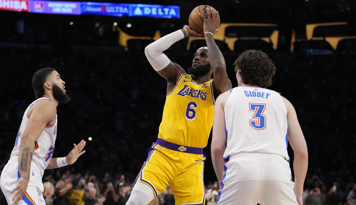 Bintang LA Lakers, LeBron James sukses pecahkan rekor Kareem Abdul Jabbar sebagai pemain NBA dengan perolehan poin terbanyak sepanjang masa. Rekor fenomenal tersebut dicatatkannya saat LA Lakers menghadapi Oklahoma City Thunder di Crypto.com Arena, Los Angeles, Rabu (8/2/2023) pagi WIB. Dalam laga tersebut LeBron James total mengemas 38 poin, sehingga total mengoleksi 38.390 poin sepanjang kariernya di NBA, melewati torehan Kareem Abdul Jabbar yang total mengumpulkan 38.387 poin. (AP Photo/Ashley Landis)
