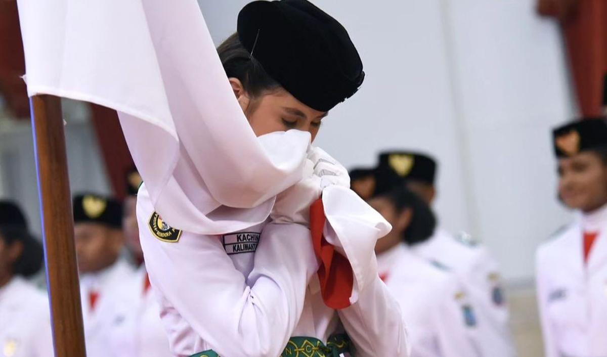 Pin Jatuh dan Diambil oleh Presiden
