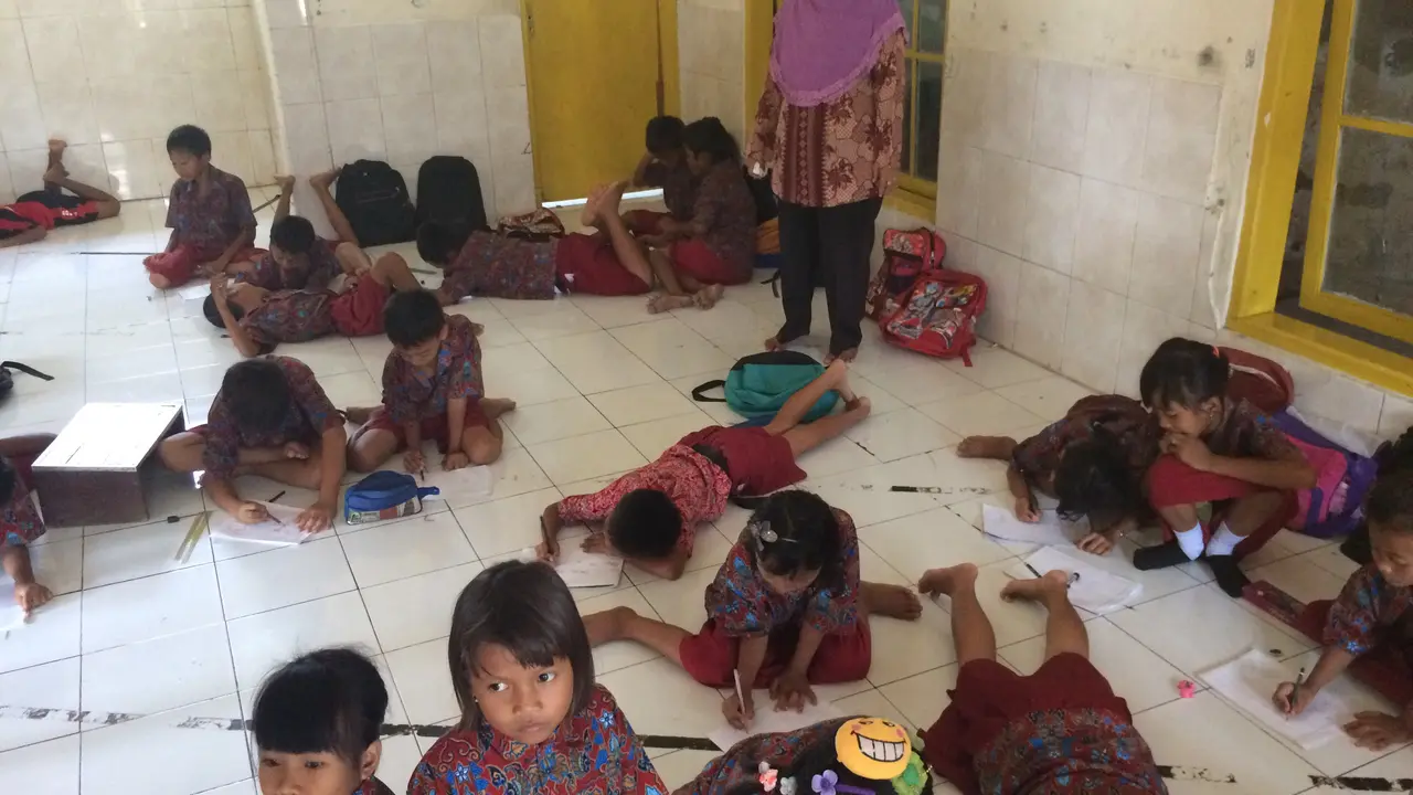 Puluhan Siswa SD Cirebon Belajar di Lantai Musala Selama 2 Tahun