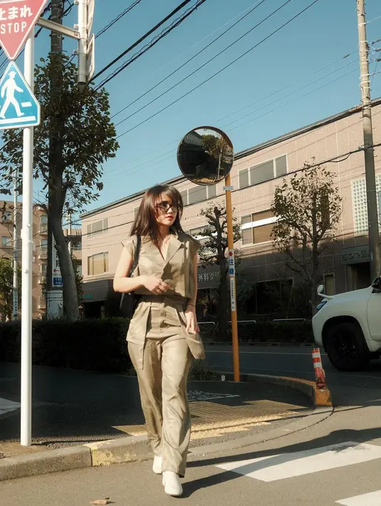Penampilan Fuji dengan one set outfit. Ia memilih atasan tanpa lengan dan berkerah, dipadu celana panjang yang memiliki kantung dengan model kantong yang unik, yang semuanya bernuansa kecokelatan yang serasi. [Foto: Instagram/fuji_an]