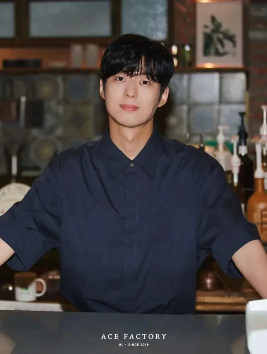 <p>Ahn Dong Gu berperan sebagai Ha Do Yoon, sekretaris dan teman masa kecil Moon Seo Ha. Ha Do Yoon bertemu Moon Seo Ha, yang pemilih seperti dirinya. (Foto: Instagram/ d____9ya)</p>