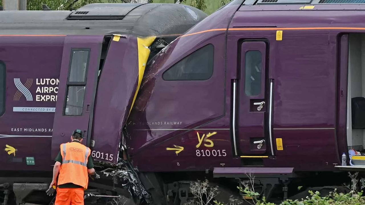 FOTO: Tabrakan Dua Kereta di Inggris Tewaskan Masinis dan Lukai Puluhan Penumpang