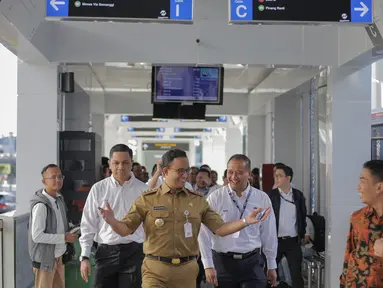 Gubernur DKI Jakarta Anies Baswedan (tengah) meninjau Halte TransJakarta Bundaran Hotel Indonesia (HI) yang terintegrasi dengan moda raya terpadu (MRT), Senin (25/3). Halte Bundaran HI menjadi halte TransJakarta pertama yang terintegrasi dengan Stasiun MRT. (Liputan6.com/Faizal Fanani)