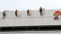 Empat orang aktivis bersiap turun untuk membentangkan spanduk raksasa di gedung C Komisi Pemberantasan Korupsi (KPK) di Jakarta, Senin (26/3). Spanduk ini bertujuan mengimbau para pejabat untuk melaporkan harta kekayaan mereka. (Merdeka.com/Dwi Narwoko)