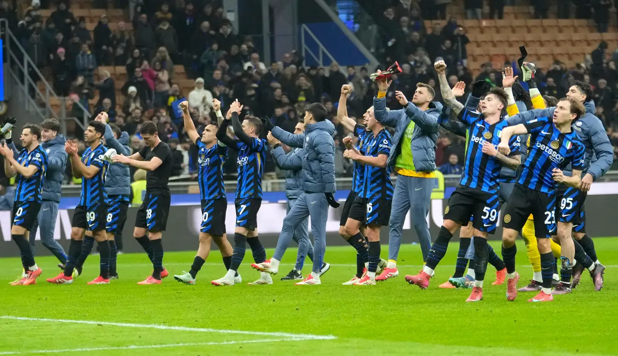 Kemenangan ini menjaga posisi Inter di peringkat dua klasemen Liga Italia 2024/2025, kini dengan 54 poin, selisih satu poin saja dari pemuncak klasemen Napoli. (AP Photo/Luca Bruno)