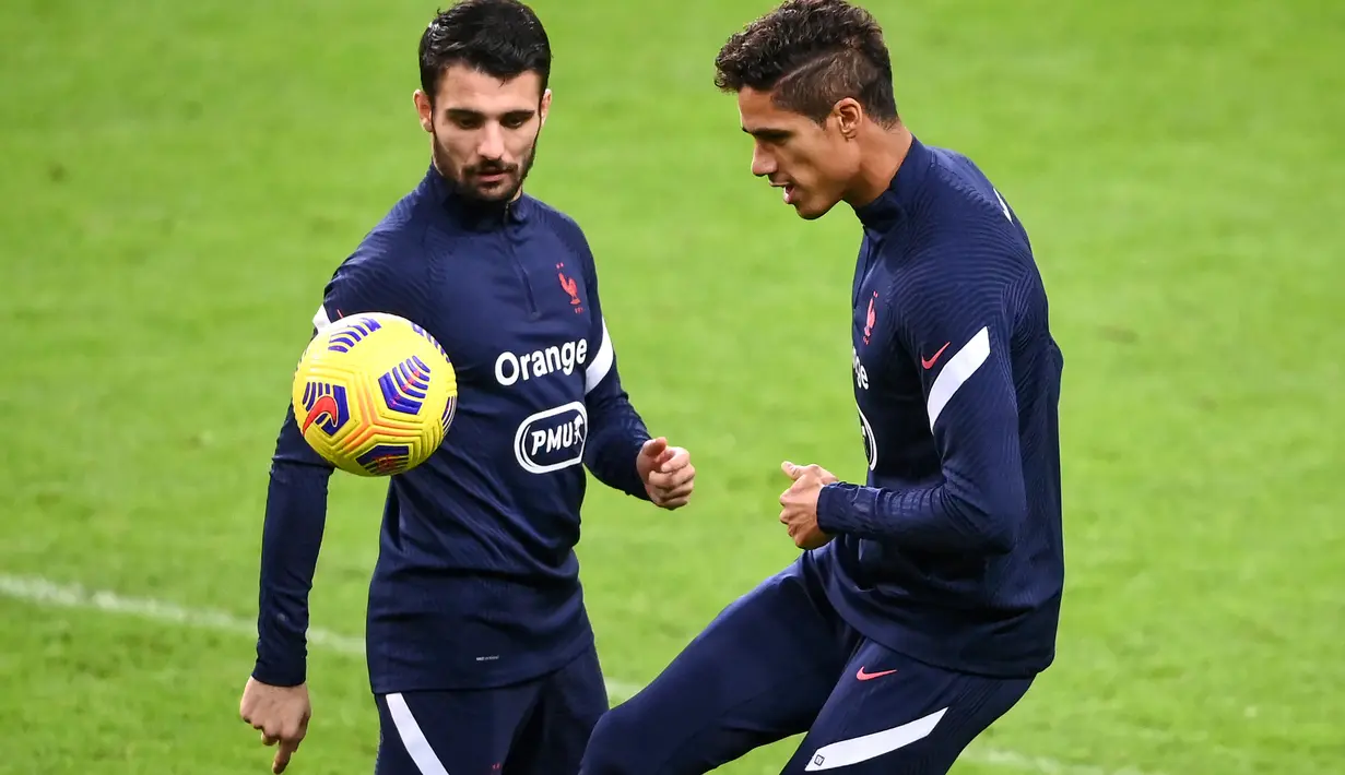 Bek Prancis, Raphael Varane (kanan) dan rekannya Leo Dubois mengikuti sesi latihan di stadion Stade de France di Saint-Denis, Paris (16/11/2020). Prancis akan menghadapi Swedia pada matchday Grup A3 UEFA Nations League 2020/21 di Stade de France, Saint-Denis, Paris. (AFP/Franck Fife)