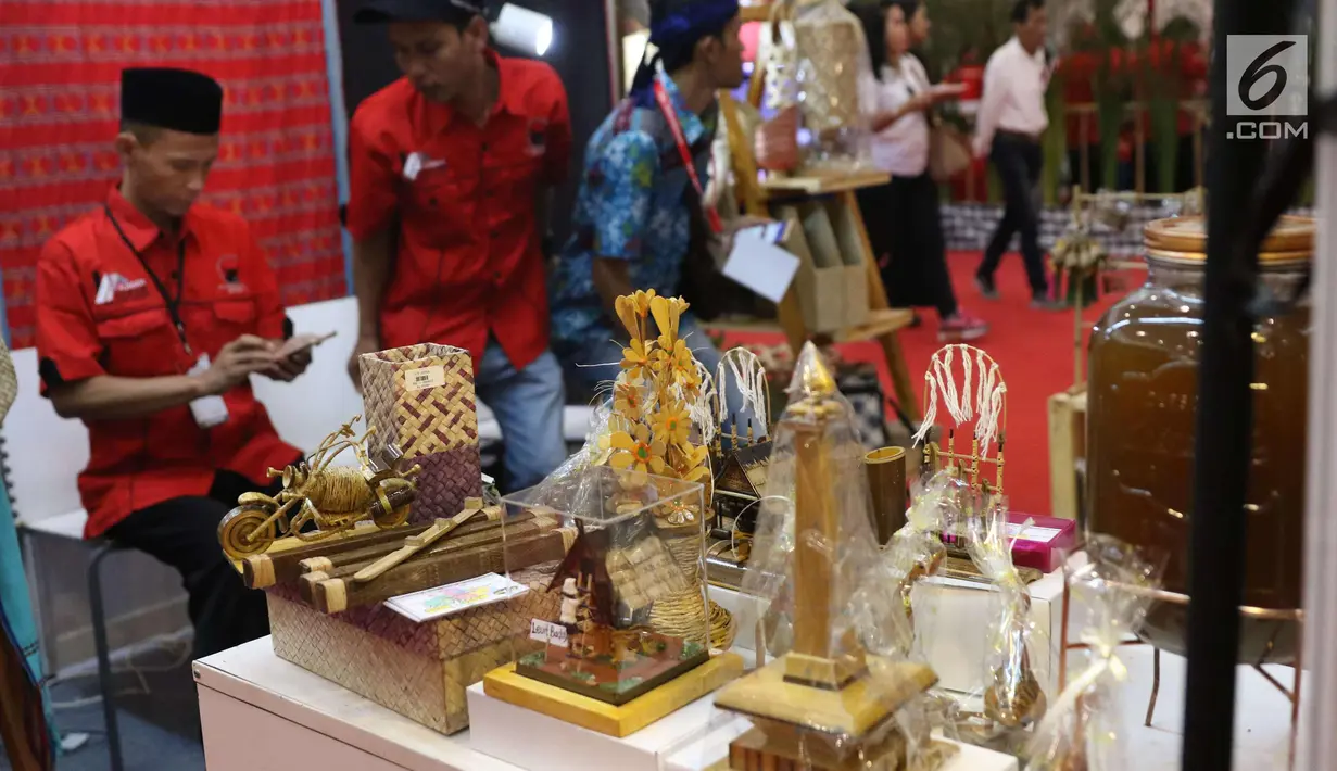 Pernak-pernik terlihat selama pameran saat Rakornas PDI Perjuangan di ICE BSD, Tangerang Selatan, Sabtu (16/12). Pameran tersebut menyuguhkan prodak pertanian perternakan dan UMKM prodak lokal. (Liputan6.com/Angga Yuniar)