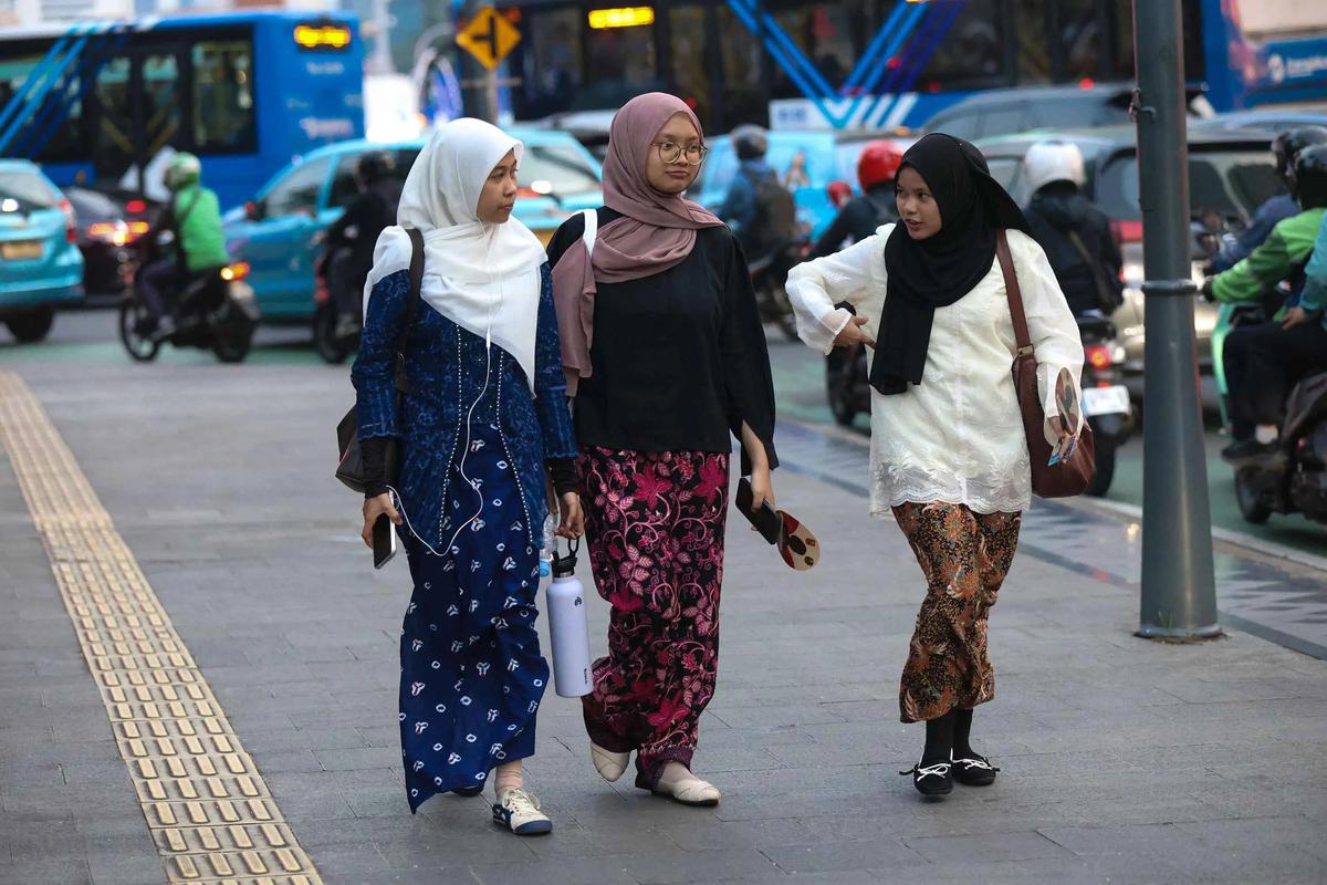 FOTO: Kebaya Warnai Peringatan Hari Kartini di Ruang Publik