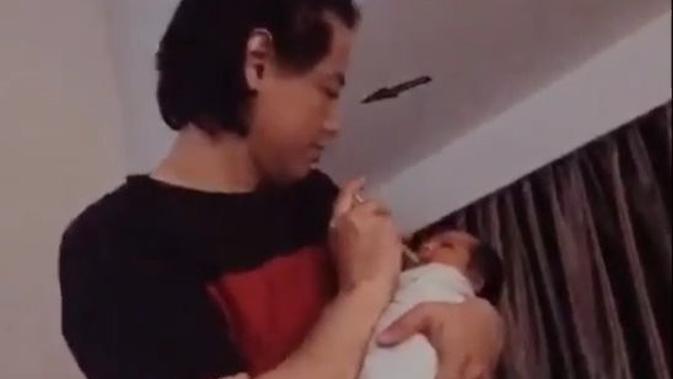 Roger Danuarta Momong Baby Shaquille (Sumber: Instagram/rogerojeyfans)
