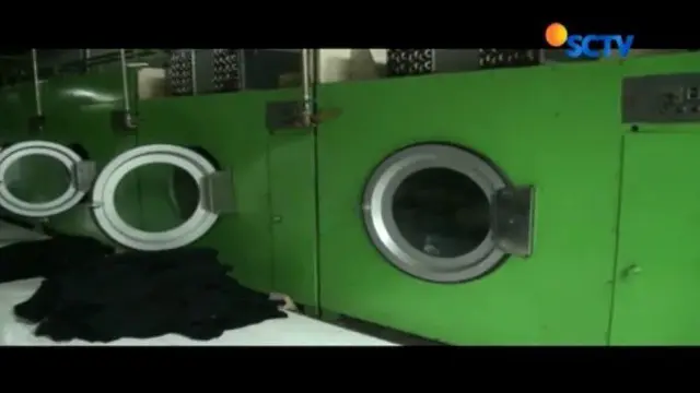 Petugas melakukan olah TKP di PT Milenium Laundry, pasca pencemaran lingkungan yang diduga dilakukan perusahan tersebut.