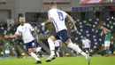 Pemain Slovakia Juraj Kucka bereaksi dengan rekan setimnya Albert Rusnak (kiri) usai mencetak gol ke gawang Irlandia Utara pada pertandingan playoff babak semifinal Euro 2020 di Windsor Park, Belfast, Irlandia Utara, Kamis (12/11/2020). Slovakia lolos ke Euro 2020. (AP Photo/Peter Morrison)