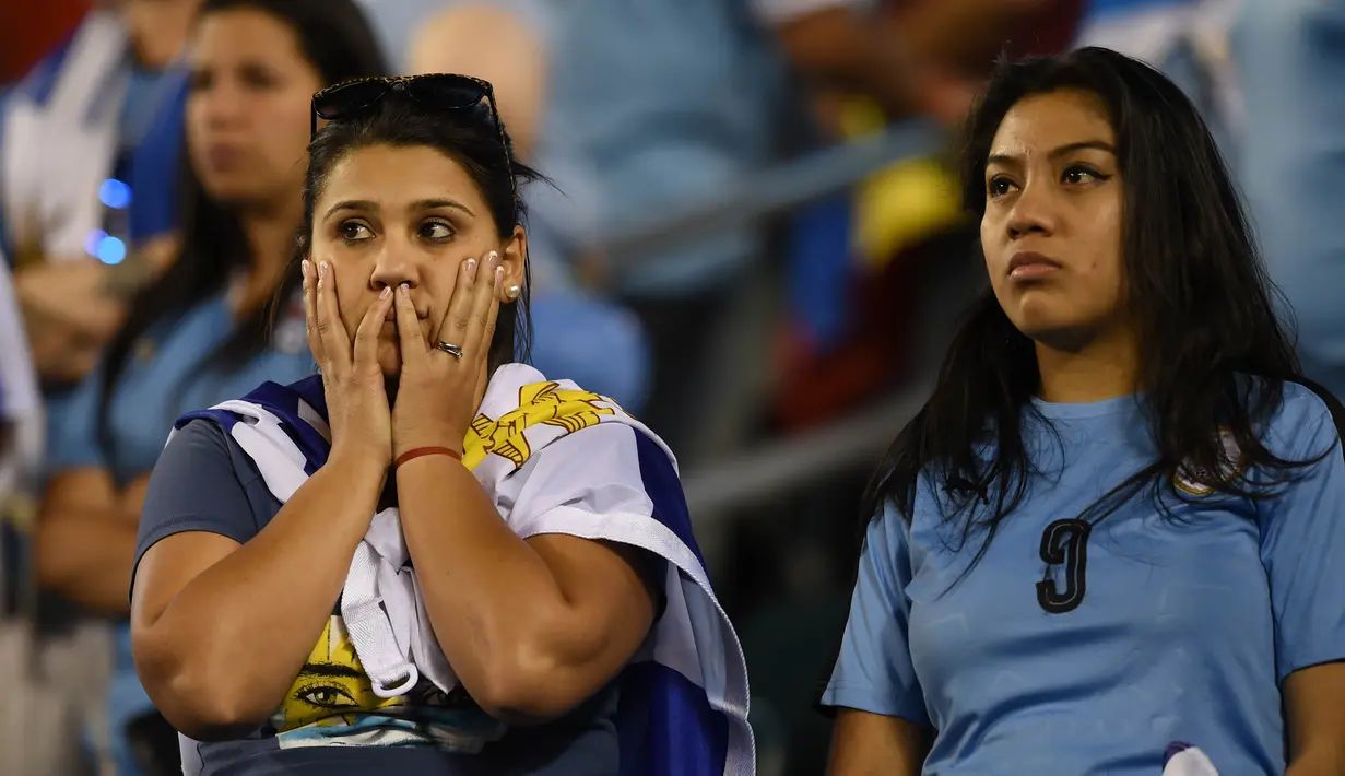 Kesedihan Suporter Uruguay saat timnya kalah dari Venezuela pada babak penyisihan grup Copa America Centenario 2016 di Stadion Lincoln Financial Field, Philadelphia, AS, (10/6/2016). (AFP/Don Emmert)