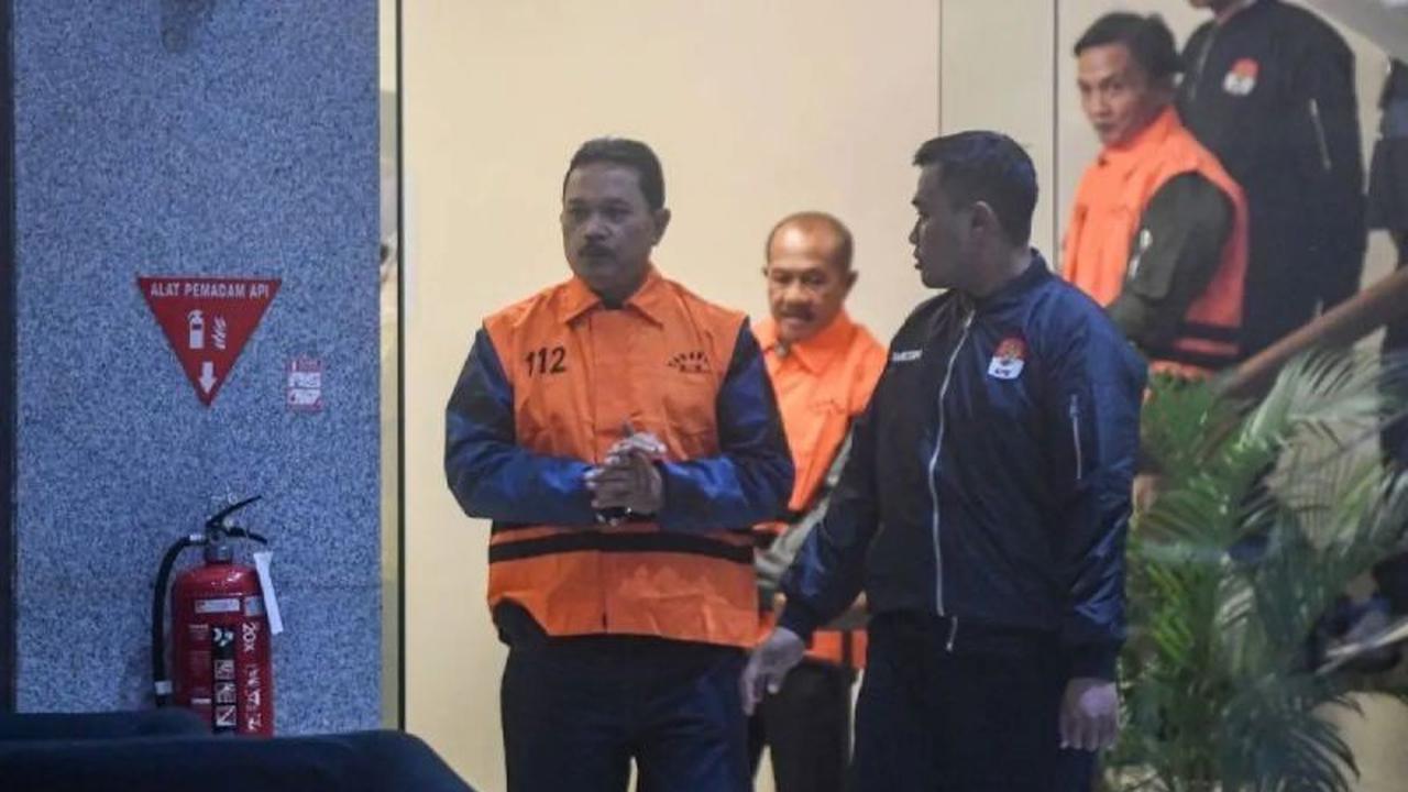 KPK Sita Ratusan Juta Rupiah Saat Geledah Kantor PMPTSP Madiun Terkait Kasus Korupsi