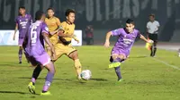 Pemain Persita Tangerang, Ezequiel Vidal (kanan) dalam laga pekan ke-3 BRI Liga 1 2022/2023 antara Persita Tangerang melawan Dewa United di Indomilk Arena, Tangerang, Minggu (7/8/2022) malam WIB. (Bola.com/M Iqbal Ichsan)