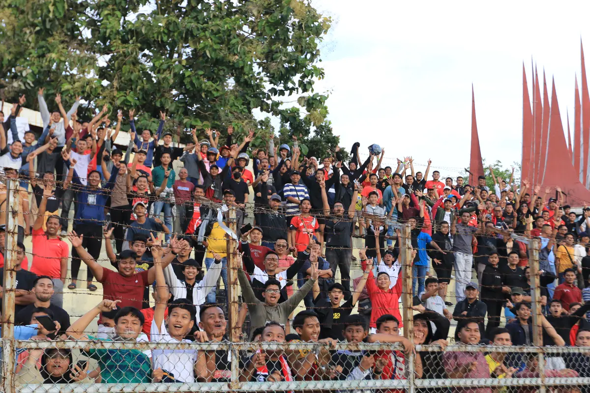 Suporter Semen Padang saat mendukung timnya di Liga 2