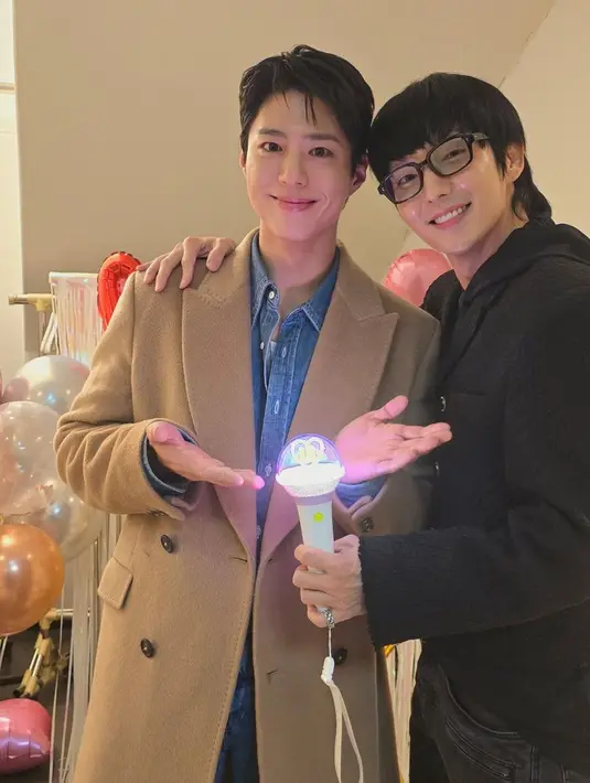 Lee Joon Gi juga foto bareng dengan Park Bo Gum di belakang panggung. Park Bo Gum juga hadir di konser tersebut untuk menunjukkan dukungannya pada IU, lawan mainnya di drama baru. (Foto: Instagram/ actor_jg)