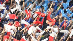 Aksi Bobotoh Galuh saat memberikan dukungan kepada timnya pada laga persahabatan turnamen Segi Tiga di Stadion Galuh, Ciamis, Minggu (10/4/2016). (Bola.com/NIcklas Hanoatubun)