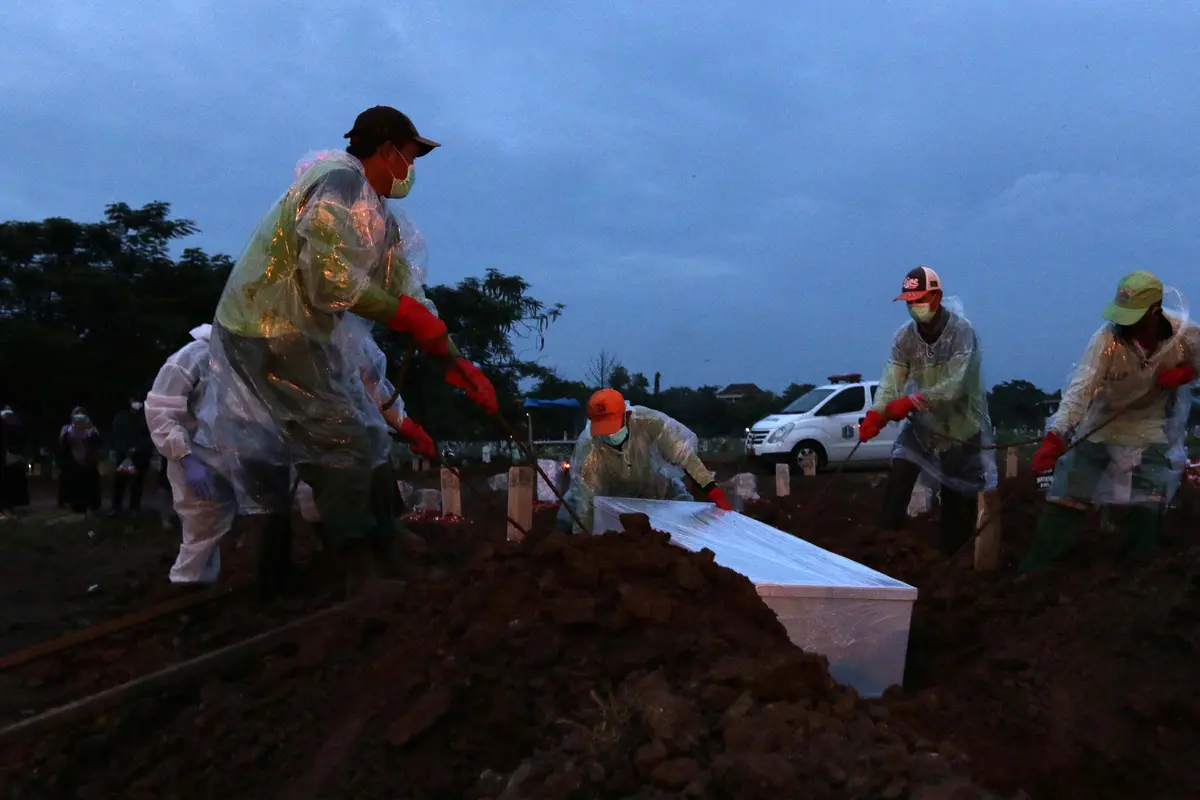 FOTO: Sepanjang 2020, 22.138 Orang di Indonesia Meninggal Dunia Akibat Terpapar COVID-19