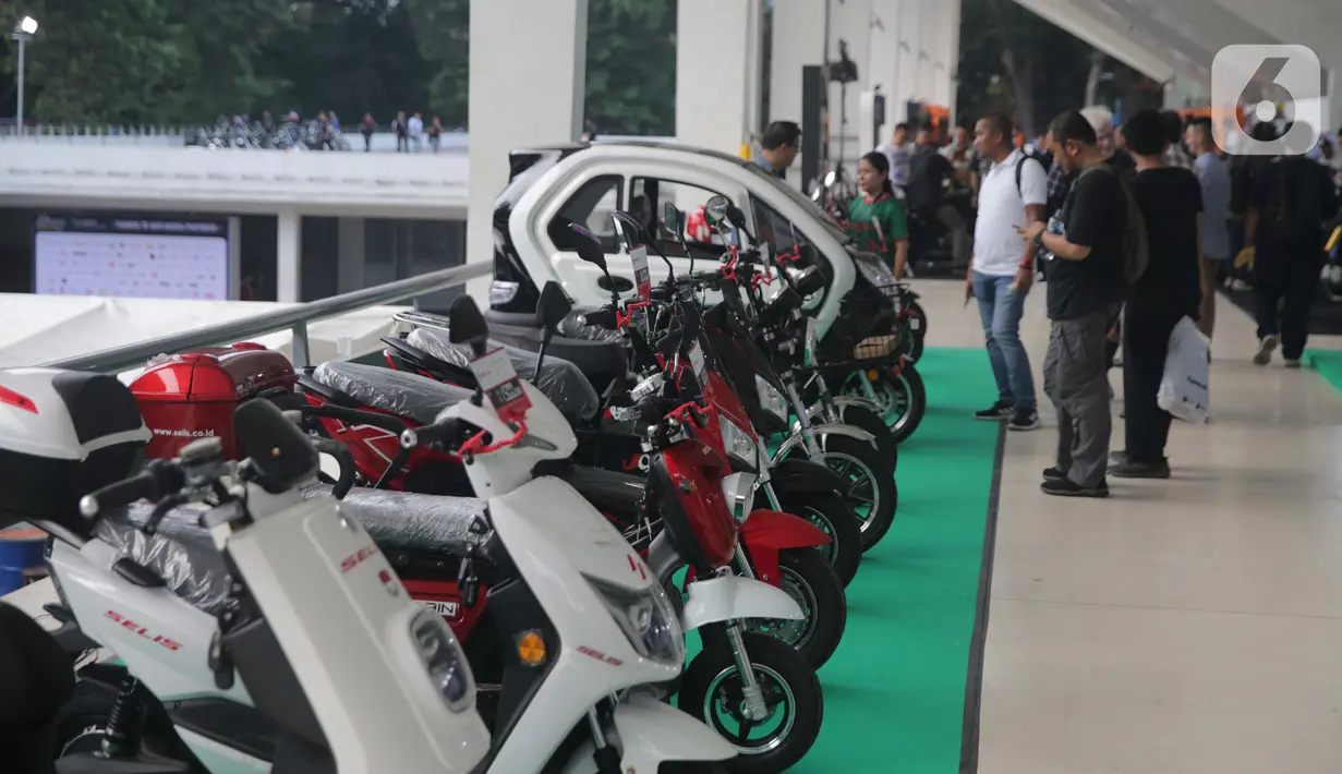 Deretan motor modifikasi dipamerkan dalam IIMS Motobike Expo 2019 di Istora Senayan, Jakarta, Jumat (29/11/2019). IIMS Motobike Expo 2019 diikuti belasan merek sepeda motor dan sejumlah bengkel modifikasi. (Liputan6.com/Faizal Fanani)