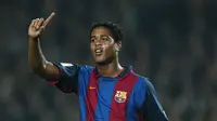 Patrick Kluivert - Bergabung pada tahun 1998-2004, Patrick Kluivert berhasil memenangi gelar La Liga pada musim pertamanya di Barcelona. Pemain asal Belanda ini menorehkan 122 gol dari 257 pertandingannya bersama skuat Blaugrana. (AFP/Lluis Gene)