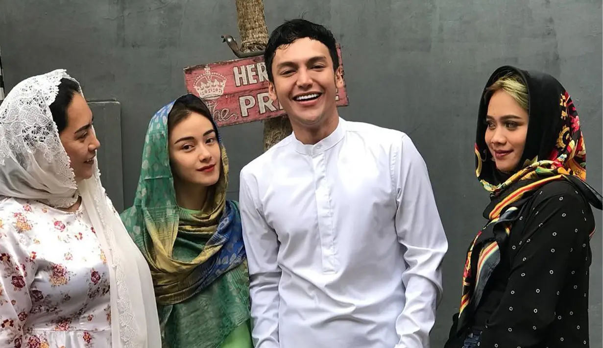 Tyo dan Dara menghabiskan waktu bersama di saat lebaran kemarin. Melalui laman Instagramnya, Tyo hanya sering mengunggah kebersamaannya dengan sang kekasih. (Liputan6.com/IG/@tyoab_)