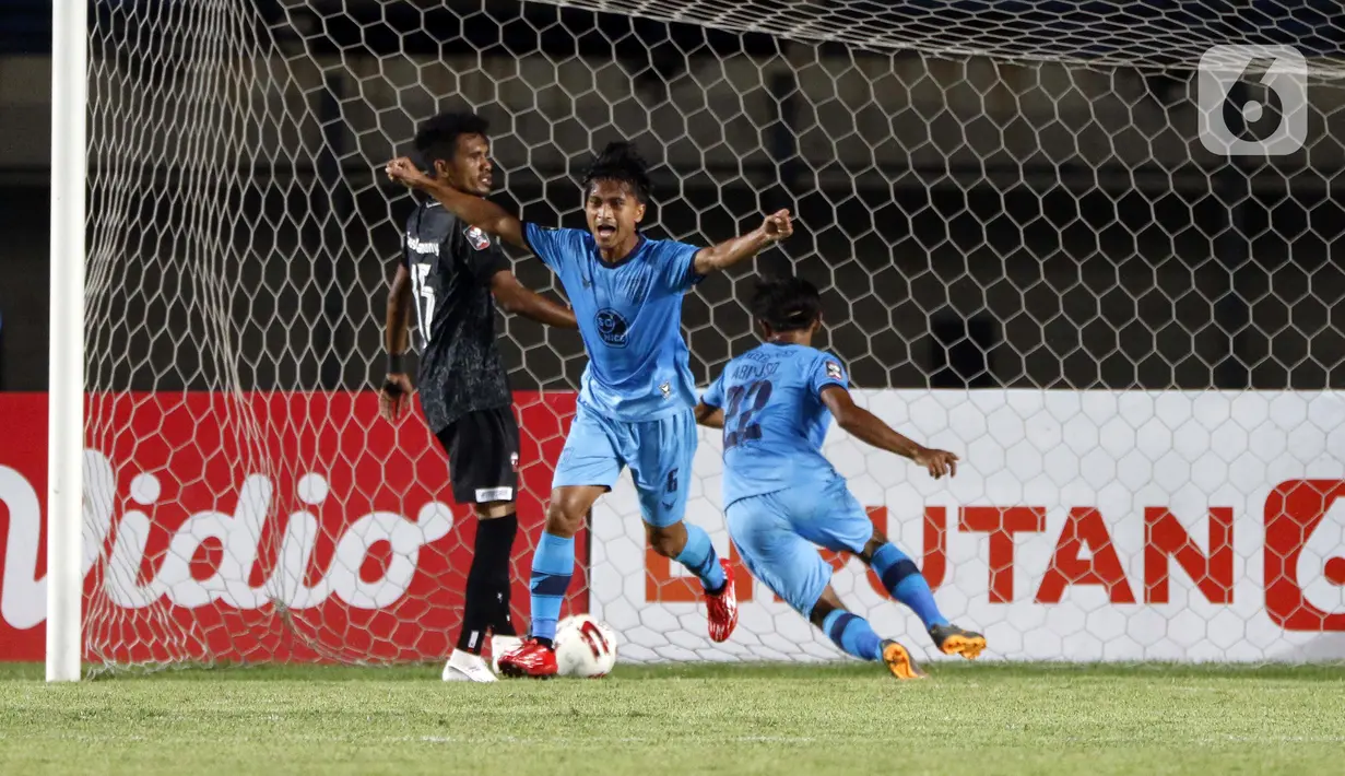 Selebrasi pemain Persela Lamongan Akbar (tengah) ke gawang Madura United dalam pertandingan babak penyisihan Grup C Piala Menpora 2021 di Stadion Si Jalak Harupat, Bandung, Kamis (1/4/2021). Pertandingan berakhir dengan skor 1-1. (Bola.com/Ikhwan Yanuar)