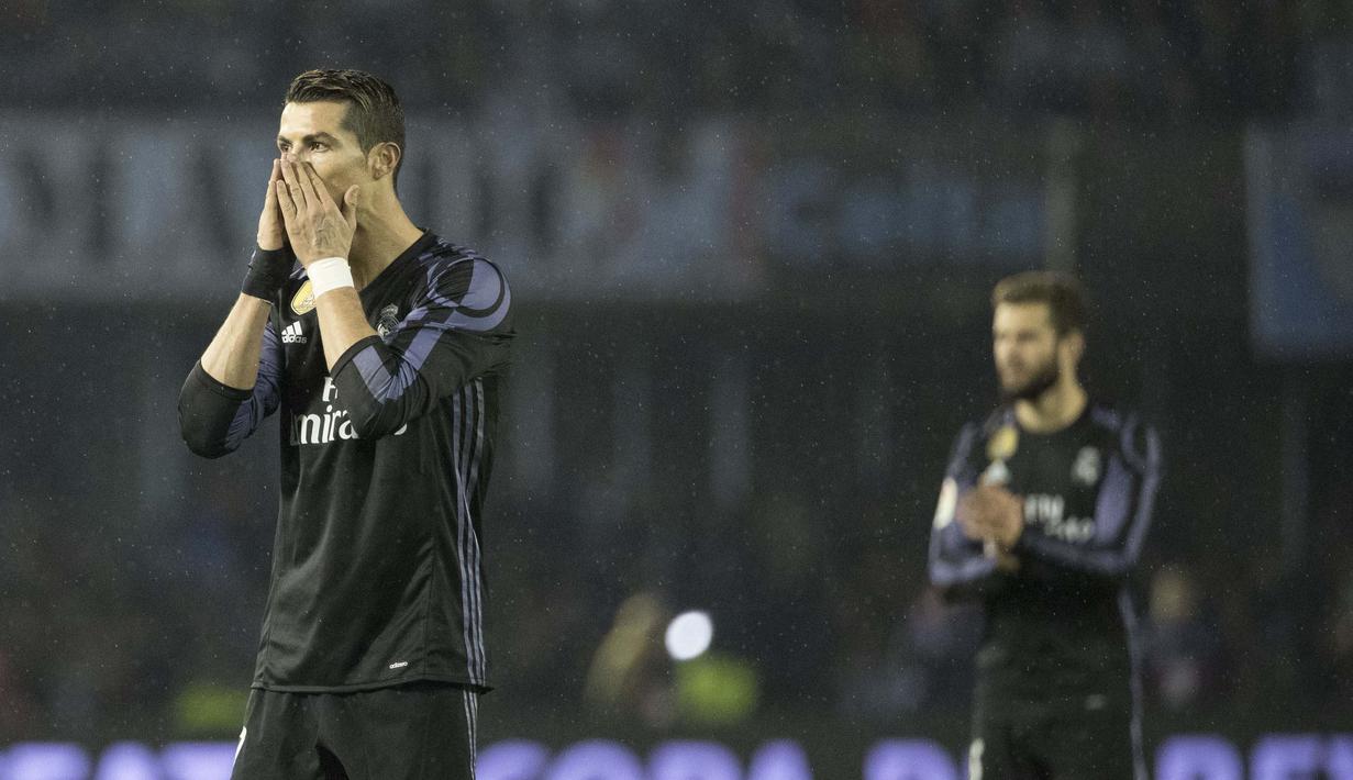 Ekspresi pemain Real Madrid, Cristiano Ronaldo usai timnya bermain imbang 2-2 melawan Celta Vigo pada leg kedua perempat final Copa Del Rey 2017 di Balaidos stadium, Vigo, Spain, Rabu (25/1/2017).  (AP/Lalo R. Villar) 